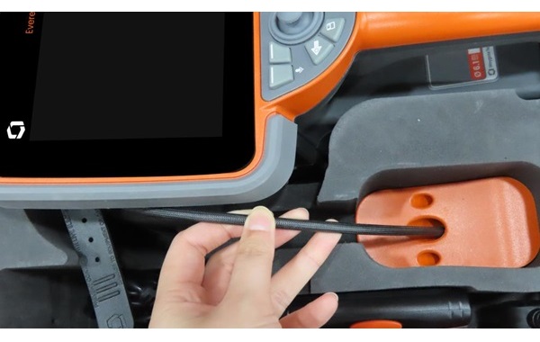 探頭軟管以順直狀態(tài)插入機箱的內(nèi)置存儲盤 探頭軟管以順直狀態(tài)插入機箱的內(nèi)置存儲盤